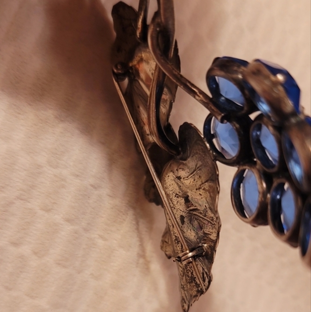 Vintage‎ Sterling Silver Brooch With Blue Glass Grapes - Picture 10 of 13